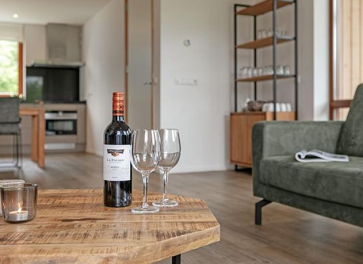 Buitenkant van De Reeuwijkse Plassen, 6-persoons waterwoning in Reeuwijk, ideaal voor natuurliefhebbers.