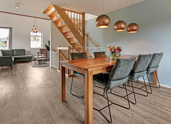 Moderne keuken in De Reeuwijkse Plassen, 6-persoons waterwoning, perfect voor een gezellige maaltijd in Zuid-Holland.