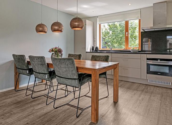 Moderne keuken in De Reeuwijkse Plassen, 6-persoons waterwoning, perfect voor een gezellige maaltijd in Zuid-Holland.