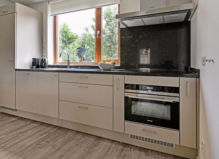Moderne keuken in De Reeuwijkse Plassen, 6-persoons waterwoning, perfect voor een gezellige maaltijd in Zuid-Holland.