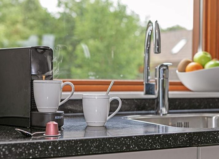 Ruime woonkamer met uitzicht in De Reeuwijkse Plassen, 6-persoons waterwoning, Reeuwijk, Groene Hart.