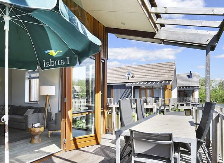 Ruime woonkamer met uitzicht in De Reeuwijkse Plassen, 6-persoons waterwoning, Reeuwijk, Groene Hart.