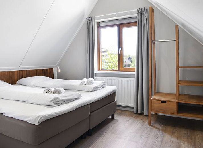 Ruime woonkamer met uitzicht in De Reeuwijkse Plassen, 6-persoons waterwoning, Reeuwijk, Groene Hart.