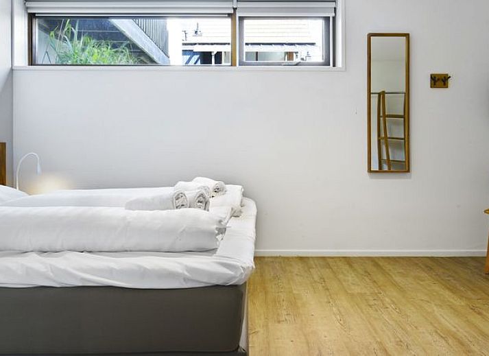 Stijlvolle badkamer in De Reeuwijkse Plassen, 6-persoons waterwoning, comfort in het Groene Hart van Zuid-Holland.