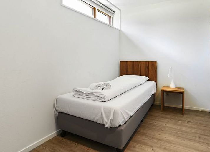Stijlvolle badkamer in De Reeuwijkse Plassen, 6-persoons waterwoning, comfort in het Groene Hart van Zuid-Holland.