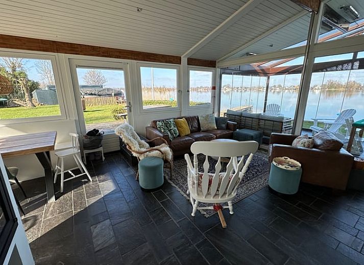 Vacation home in Reeuwijk on the waterfront, surrounded by green nature in the Green Heart, South Holland.