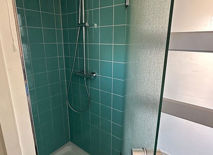 Vacation home in Reeuwijk on the water in the Green Heart, South Holland, with spacious garden and views of nature.