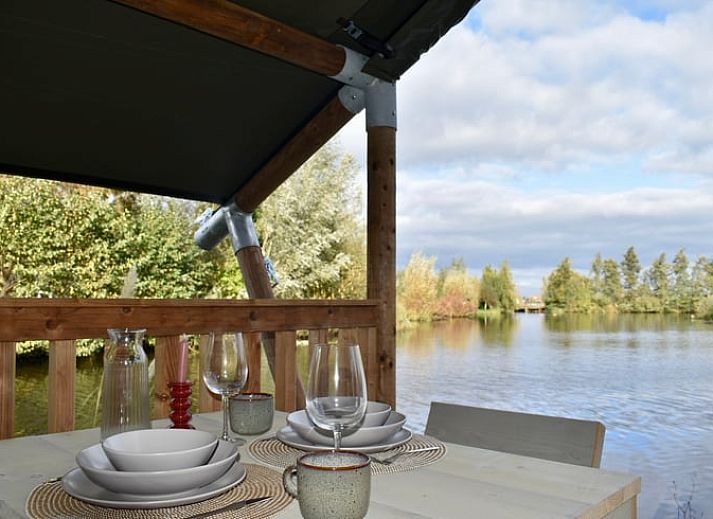 Geniet van de rust bij Huisje in Reeuwijk, een vakantiehuis met veranda aan het water, gelegen in het groene hart van Zuid-Holland.