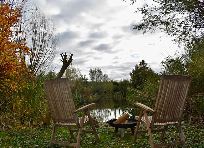Geniet van de rust bij Huisje in Reeuwijk, een vakantiehuis met veranda aan het water, gelegen in het groene hart van Zuid-Holland.