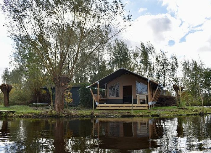 Geniet van de rust bij Huisje in Reeuwijk, een vakantiehuis met veranda aan het water, gelegen in het groene hart van Zuid-Holland.