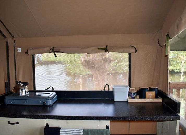 Geniet van een rustiek verblijf in de safaritent bij Huisje in Reeuwijk, gelegen in het Groene Hart van Zuid-Holland.