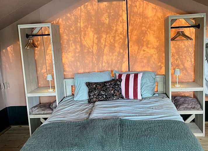 Geniet van een rustiek verblijf in de safaritent bij Huisje in Reeuwijk, gelegen in het Groene Hart van Zuid-Holland.