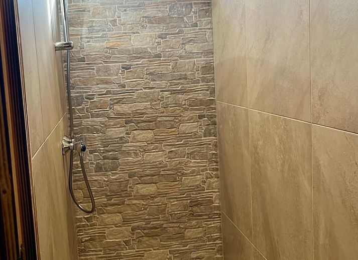 Keukenruimte in Huisje in Reeuwijk, een vakantiehuis in het Groene Hart, Zuid-Holland, met uitzicht op de omliggende natuur.