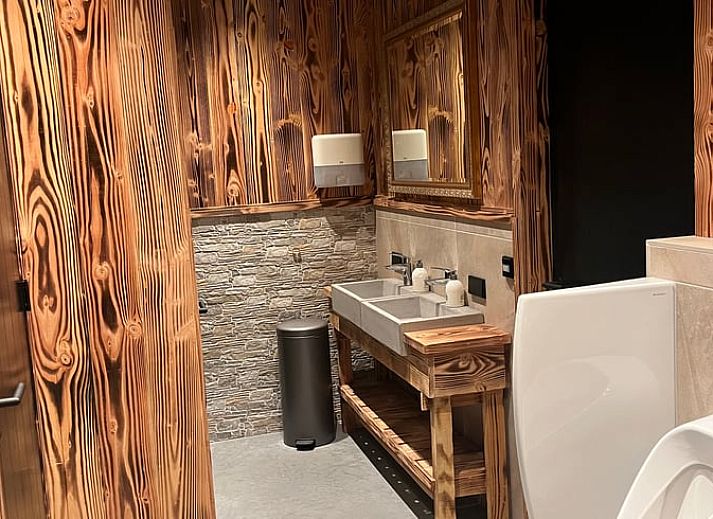 Keukenruimte in Huisje in Reeuwijk, een vakantiehuis in het Groene Hart, Zuid-Holland, met uitzicht op de omliggende natuur.