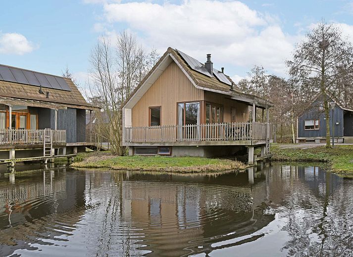 Detached house in Reeuwijk, vacation home in the Green Heart of South Holland, situated on a serene pond overlooking nature.