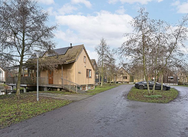 Detached house in Reeuwijk, vacation home in the Green Heart of South Holland, situated on a serene pond overlooking nature.