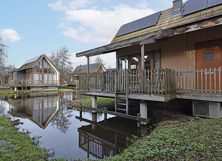 Detached house in Reeuwijk, vacation home in the Green Heart of South Holland, situated on a serene pond overlooking nature.