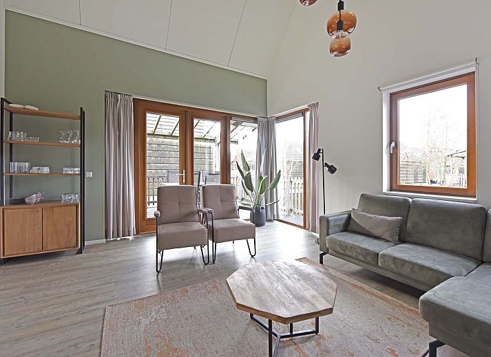 Detached house in Reeuwijk, vacation home in the Green Heart of South Holland, situated on a serene pond overlooking nature.