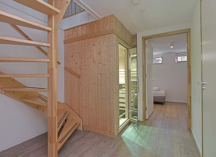 Detached house in Reeuwijk, vacation home in the Green Heart of South Holland with wooden veranda and natural surroundings.