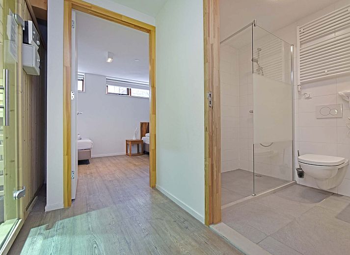 Detached house in Reeuwijk, Green Heart, South Holland, vacation home with veranda and water view in natural surroundings.