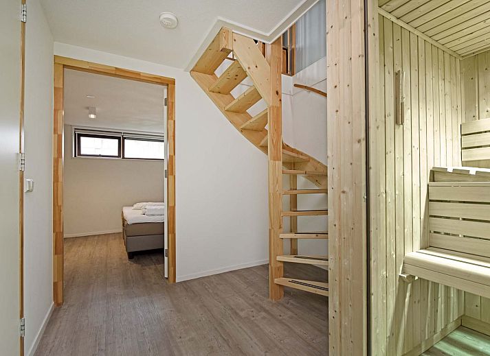 Detached house in Reeuwijk, Green Heart, South Holland, vacation home with veranda and water view in natural surroundings.