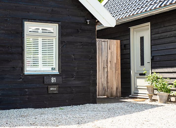 Charmant vakantiehuisje in Reeuwijk, Groene Hart, Zuid-Holland met houten gevel en landelijke omgeving.