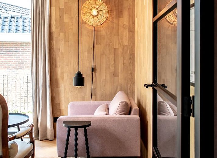 Charmant vakantiehuisje in Reeuwijk, Groene Hart, Zuid-Holland met houten gevel en landelijke omgeving.