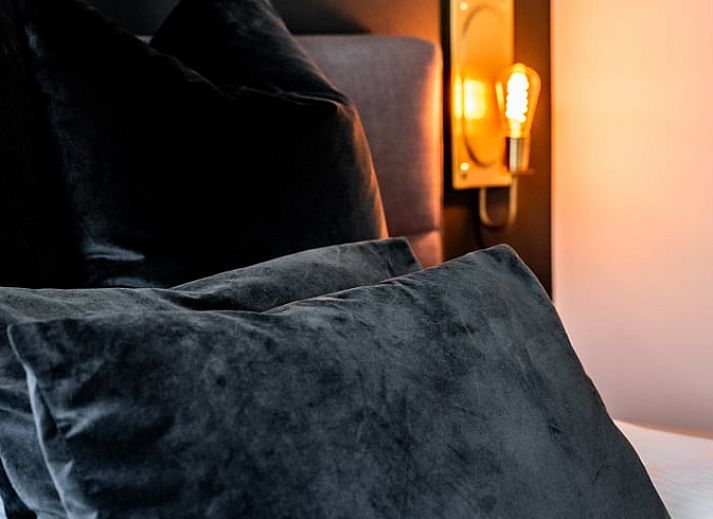 Gezellige binnenruimte van Vakantiehuisje in Reeuwijk, Zuid-Holland, met moderne inrichting en sfeervolle verlichting in het Groene Hart.