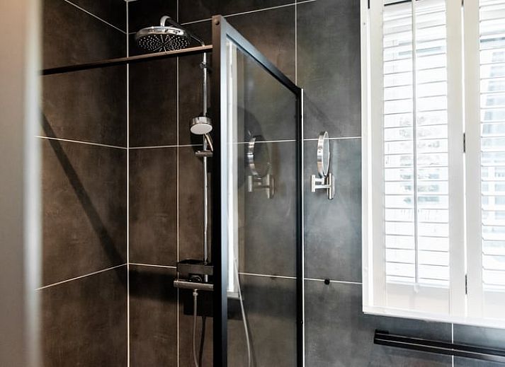 Gezellige binnenruimte van Vakantiehuisje in Reeuwijk, Zuid-Holland, met stijlvolle zithoek en houten wand voor een ontspannen verblijf.