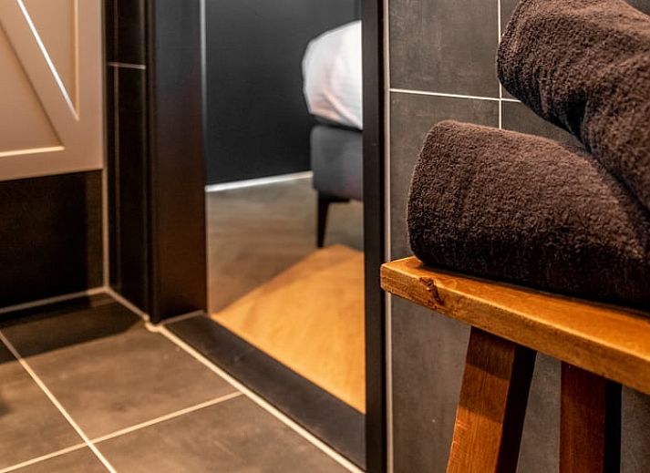 Gezellige binnenruimte van Vakantiehuisje in Reeuwijk, Zuid-Holland, met stijlvolle zithoek en houten wand voor een ontspannen verblijf.