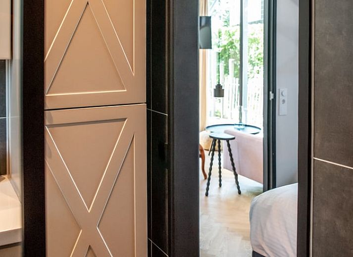 Gezellige binnenruimte van Vakantiehuisje in Reeuwijk, Zuid-Holland, met stijlvolle zithoek en houten wand voor een ontspannen verblijf.