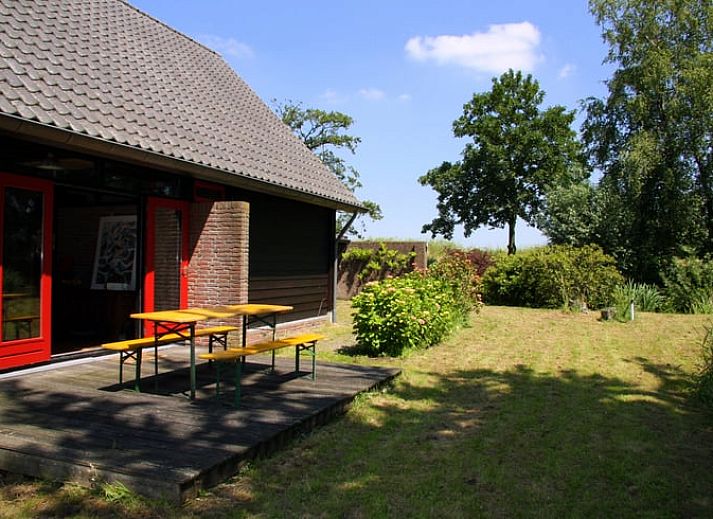 Ferienhaus in Reeuwijk, Groene Hart, Suedholland, am Wasser gelegen, umgeben von ueppiger Natur und ruhiger Aussicht.