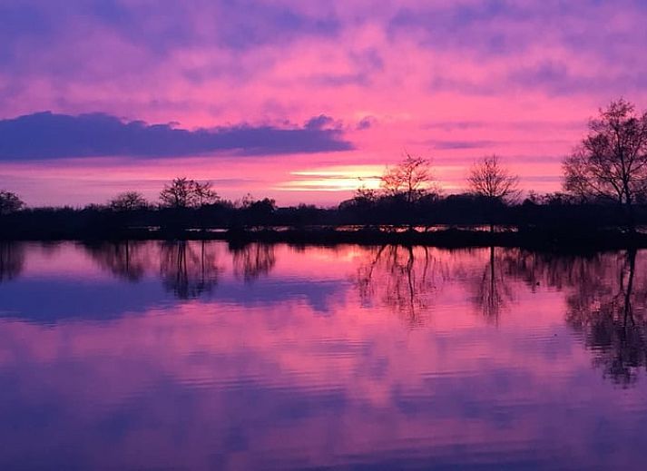 Ferienhaus in Reeuwijk, Groene Hart, Suedholland, am Wasser gelegen, umgeben von ueppiger Natur und ruhiger Aussicht.