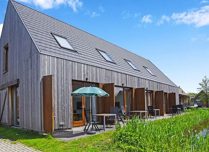 De Reeuwijkse Plassen 2-persoons waterwoning 2C met terras in Reeuwijk, Groene hart, Zuid-Holland.