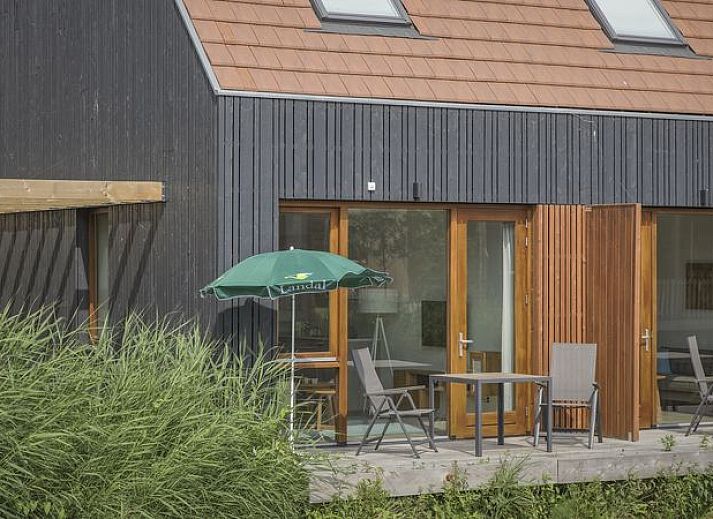 Gezellige woonkamer in De Reeuwijkse Plassen 2-persoons waterwoning 2C, Reeuwijk, Groene hart, Zuid-Holland.