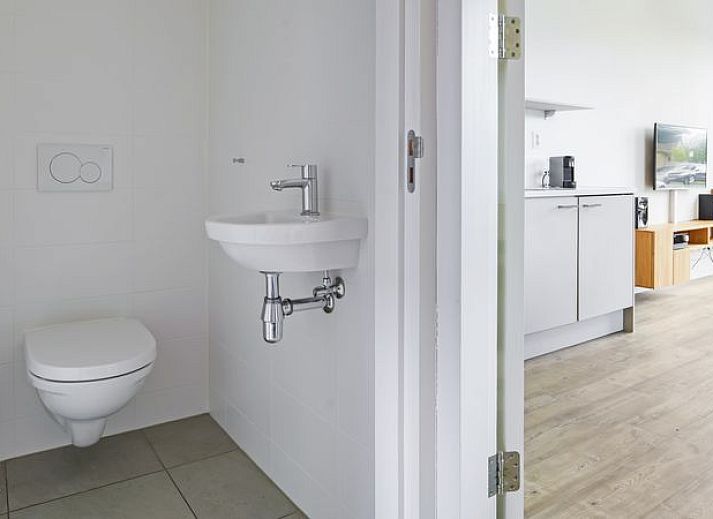 Gezellige woonkamer in De Reeuwijkse Plassen 2-persoons waterwoning 2C, Reeuwijk, Groene hart, Zuid-Holland.