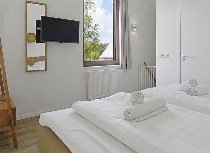 Gezellige woonkamer in De Reeuwijkse Plassen 2-persoons waterwoning 2C, Reeuwijk, Groene hart, Zuid-Holland.