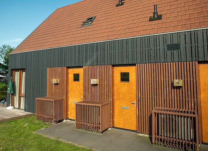Moderne keuken in De Reeuwijkse Plassen 2-persoons waterwoning 2C, Reeuwijk, Groene hart, Zuid-Holland.