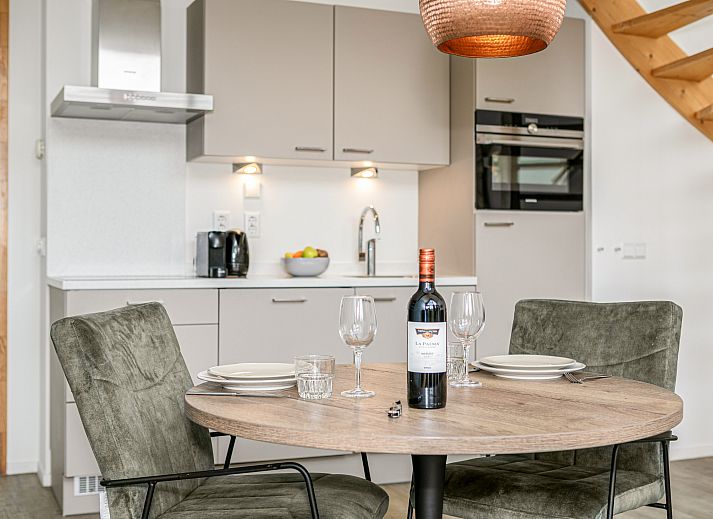 Moderne Kueche in De Reeuwijkse Plassen 2-Bett-Wasserhaus in Reeuwijk, ideal fuer ein Paar.