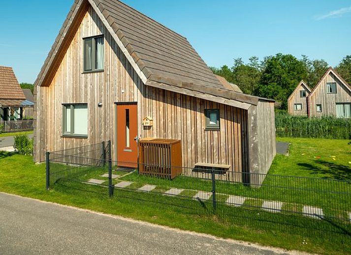 Buitenkant van De Reeuwijkse Plassen 6-persoons kinderwoning 6CK2, omgeven door groen in Reeuwijk, Groene Hart.