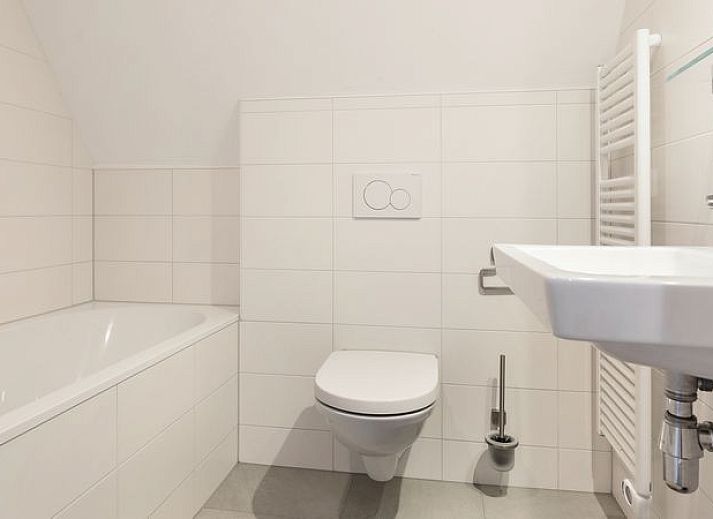 Moderne woonkamer in De Reeuwijkse Plassen 6-persoons kinderwoning 6CK2 in Reeuwijk, met comfortabele zitplaatsen.