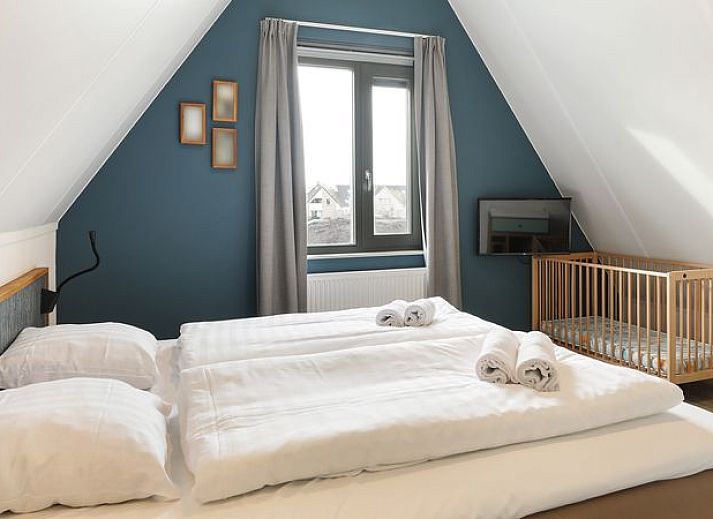 Moderne woonkamer in De Reeuwijkse Plassen 6-persoons kinderwoning 6CK2 in Reeuwijk, met comfortabele zitplaatsen.