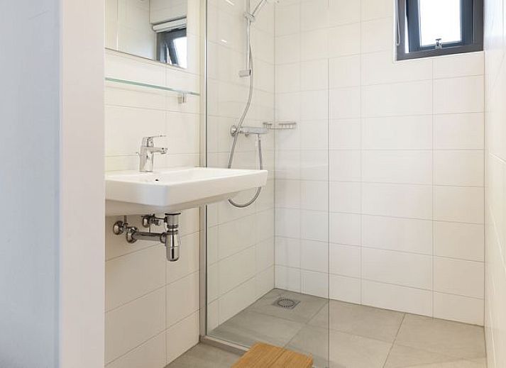 Moderne woonkamer in De Reeuwijkse Plassen 6-persoons kinderwoning 6CK2 in Reeuwijk, met comfortabele zitplaatsen.
