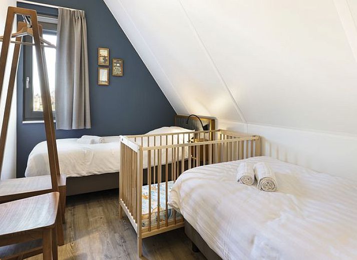 Moderne woonkamer met uitzicht in De Reeuwijkse Plassen 8-persoons kinderwoning, vakantiehuis in Groene hart, Zuid-Holland.