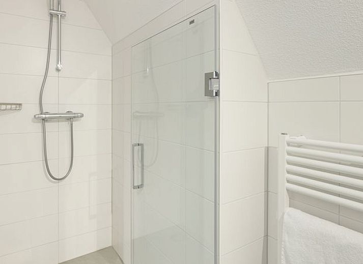 Moderne woonkamer met uitzicht in De Reeuwijkse Plassen 8-persoons kinderwoning, vakantiehuis in Groene hart, Zuid-Holland.