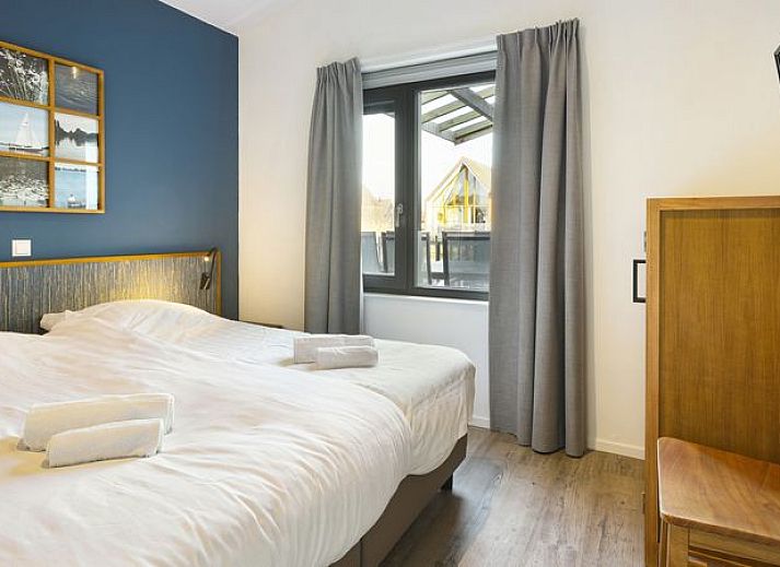 Moderne woonkamer met uitzicht in De Reeuwijkse Plassen 8-persoons kinderwoning, vakantiehuis in Groene hart, Zuid-Holland.