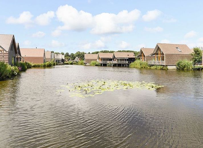 Moderne woonkamer met uitzicht in De Reeuwijkse Plassen 8-persoons kinderwoning, vakantiehuis in Groene hart, Zuid-Holland.