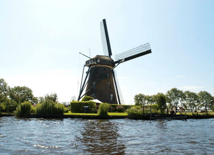 Charming cottage with veranda in Nieuwveen, Green Heart, South Holland.