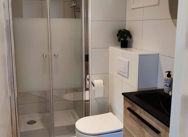 Aussenansicht des Ferienhauses in Nieuwveen, Ferienunterkunft in Groene hart, Suedholland mit Morgensonne.