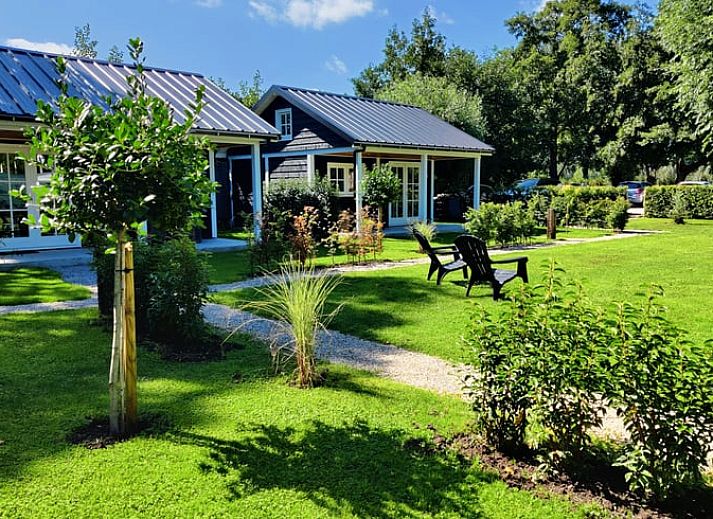 Aussenansicht des Ferienhauses in Nieuwveen, Ferienunterkunft in Groene hart, Suedholland mit Morgensonne.